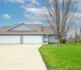 3860 Deer Valley Drive B, Marion, IA 52302