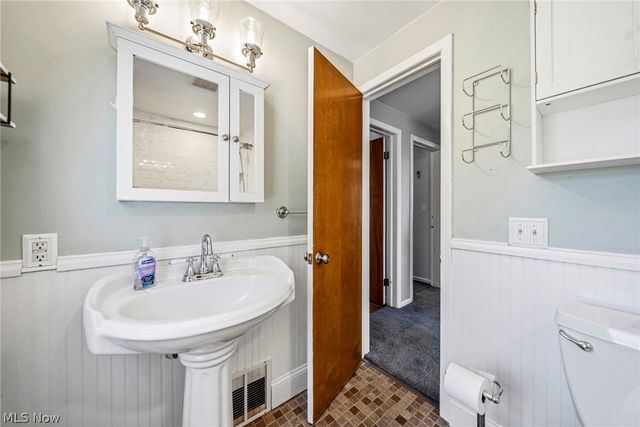 423 E 305th Street, Willowick, OH 44095