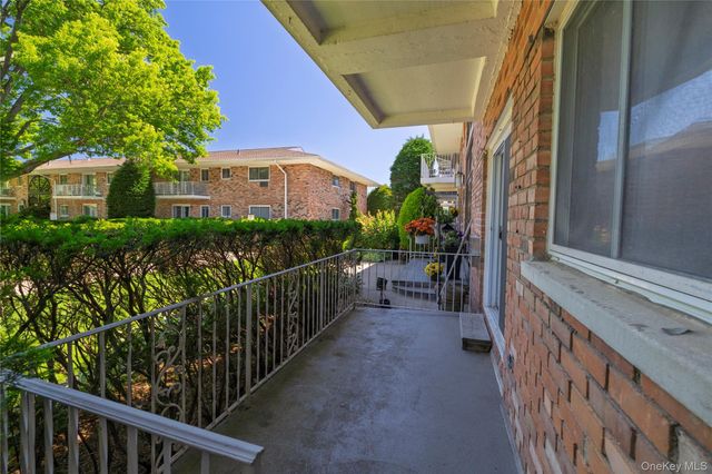 1 Toms Point Lane Building 5 Building 5, Unit 9J, Port Washington, NY 11050