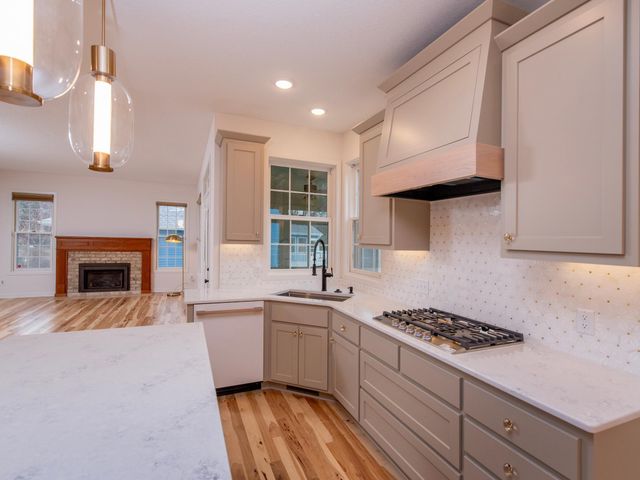 2498 Pond Circle E, Mendota Heights, MN 55120