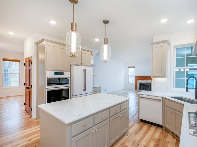 2498 Pond Circle E, Mendota Heights, MN 55120