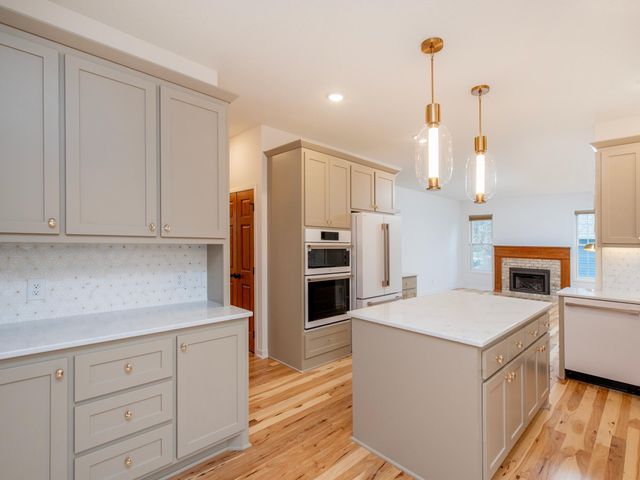 2498 Pond Circle E, Mendota Heights, MN 55120