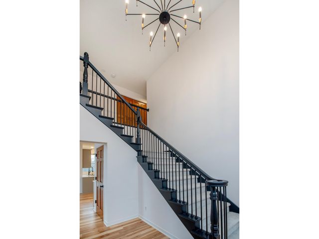 2498 Pond Circle E, Mendota Heights, MN 55120