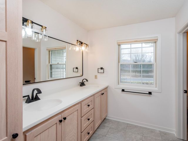 2498 Pond Circle E, Mendota Heights, MN 55120