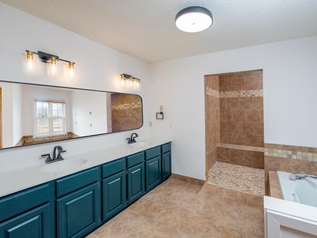 2498 Pond Circle E, Mendota Heights, MN 55120