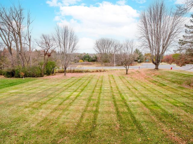 2498 Pond Circle E, Mendota Heights, MN 55120