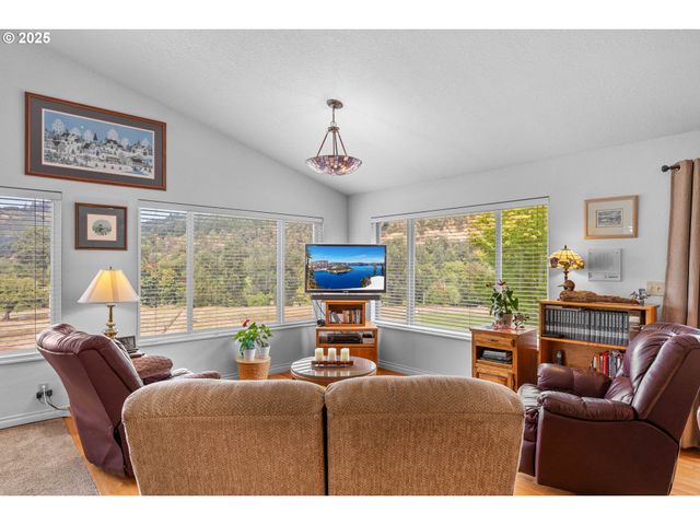 150 RIVERWOOD Ln, Oakland, OR 97462