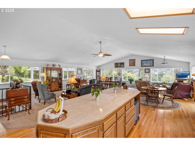 150 RIVERWOOD Ln, Oakland, OR 97462