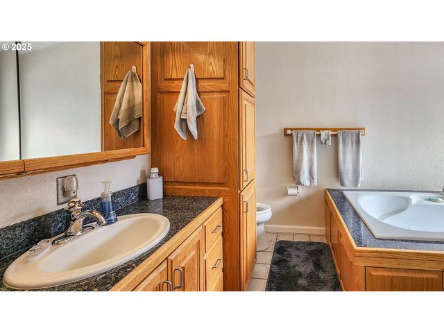 150 RIVERWOOD Ln, Oakland, OR 97462