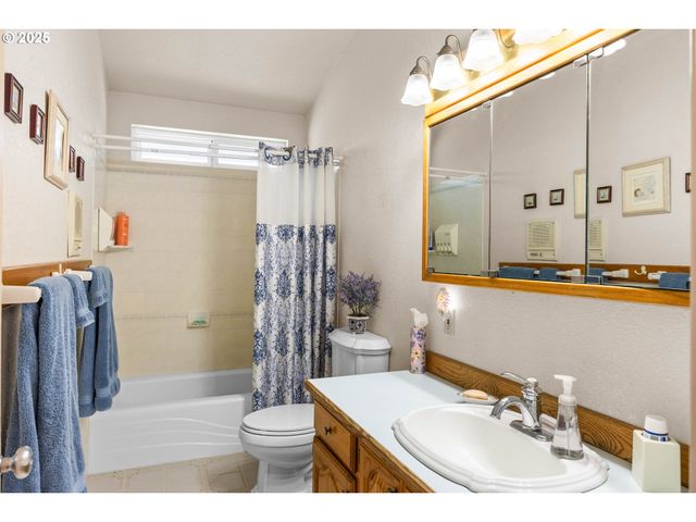 150 RIVERWOOD Ln, Oakland, OR 97462