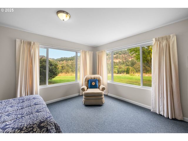 150 RIVERWOOD Ln, Oakland, OR 97462