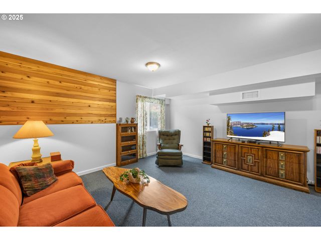 150 RIVERWOOD Ln, Oakland, OR 97462