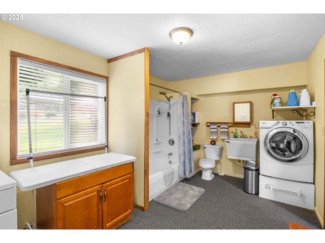 150 RIVERWOOD Ln, Oakland, OR 97462