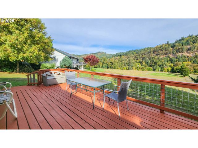 150 RIVERWOOD Ln, Oakland, OR 97462