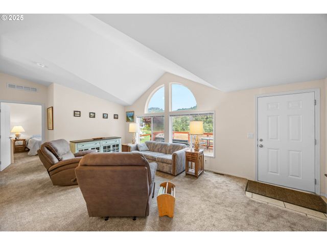 150 RIVERWOOD Ln, Oakland, OR 97462