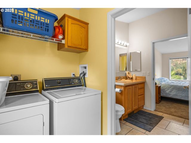 150 RIVERWOOD Ln, Oakland, OR 97462