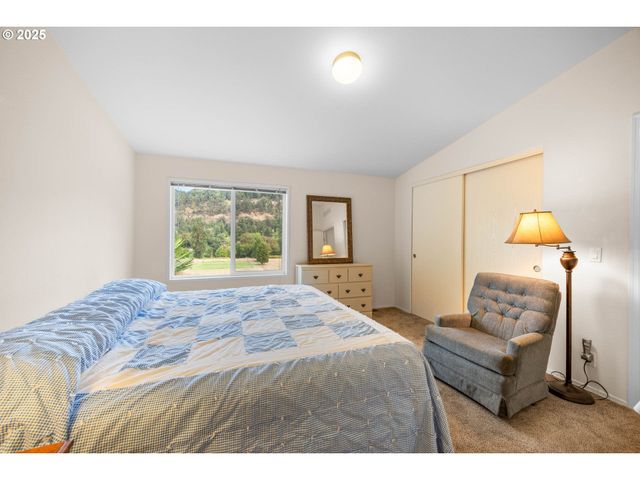 150 RIVERWOOD Ln, Oakland, OR 97462