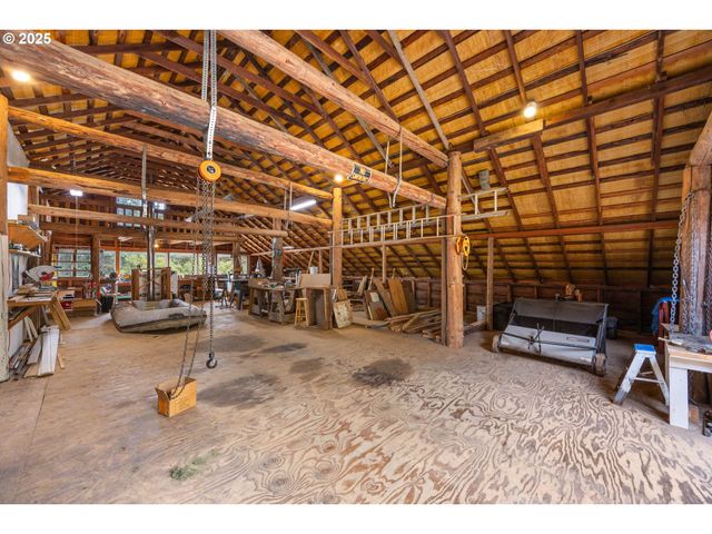 150 RIVERWOOD Ln, Oakland, OR 97462