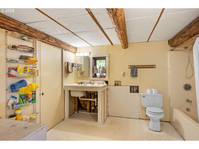 150 RIVERWOOD Ln, Oakland, OR 97462