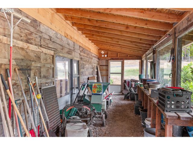 150 RIVERWOOD Ln, Oakland, OR 97462