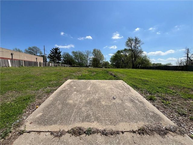 2335 S Sterling Avenue, Independence, MO 64052
