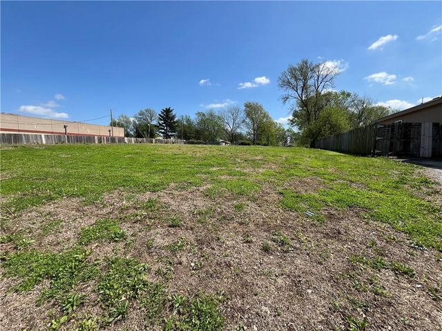 2335 S Sterling Avenue, Independence, MO 64052