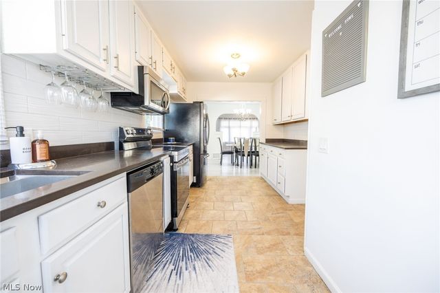 6502 Farnsworth Drive, Parma, OH 44129