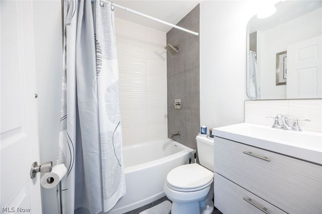 6502 Farnsworth Drive, Parma, OH 44129