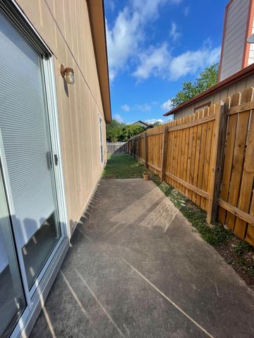 12200 Thompkins DR B, Austin, TX 78753