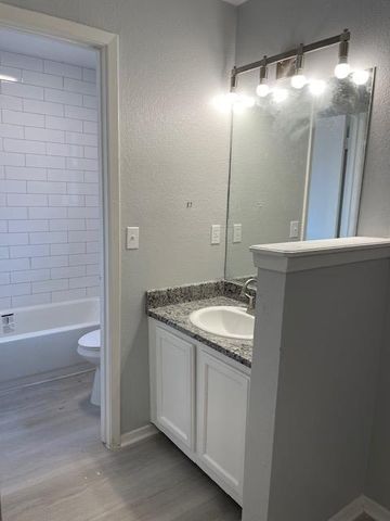 12200 Thompkins DR B, Austin, TX 78753