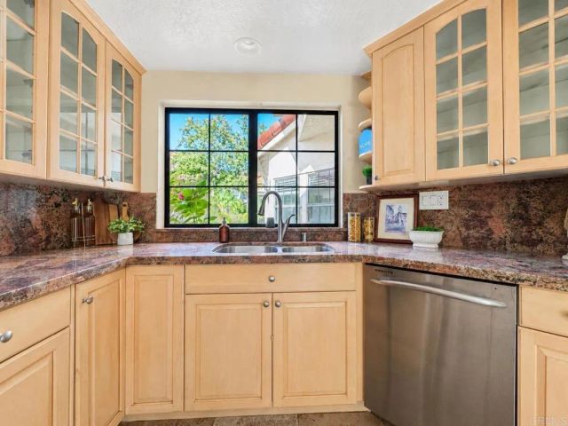 29118 Laurel Valley Dr, Vista, CA 92084