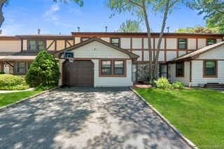 12 Cold Harbour Lane, Woodbury, NY 11797