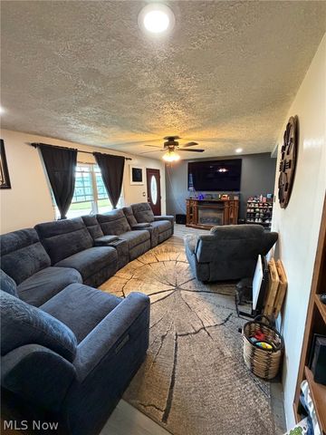 3801 Beck Avenue, Louisville, OH 44641