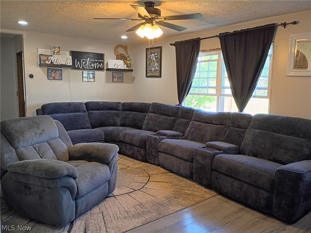 3801 Beck Avenue, Louisville, OH 44641