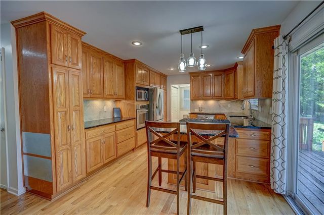 9760 W 101st Terrace, Overland Park, KS 66212