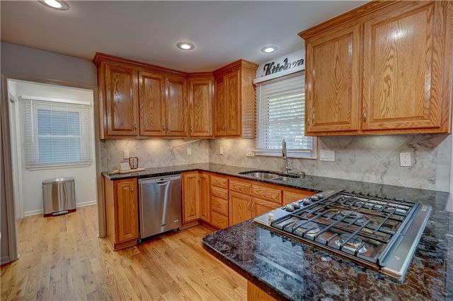9760 W 101st Terrace, Overland Park, KS 66212