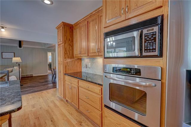 9760 W 101st Terrace, Overland Park, KS 66212