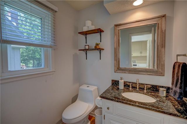 9760 W 101st Terrace, Overland Park, KS 66212