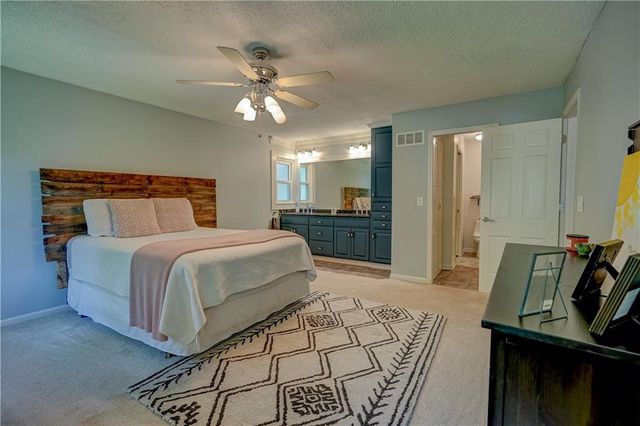 9760 W 101st Terrace, Overland Park, KS 66212