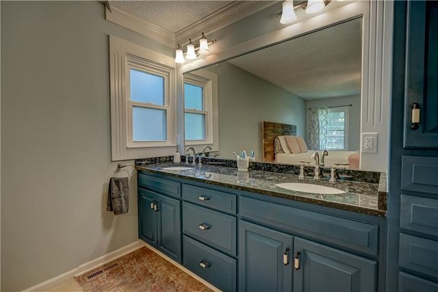 9760 W 101st Terrace, Overland Park, KS 66212