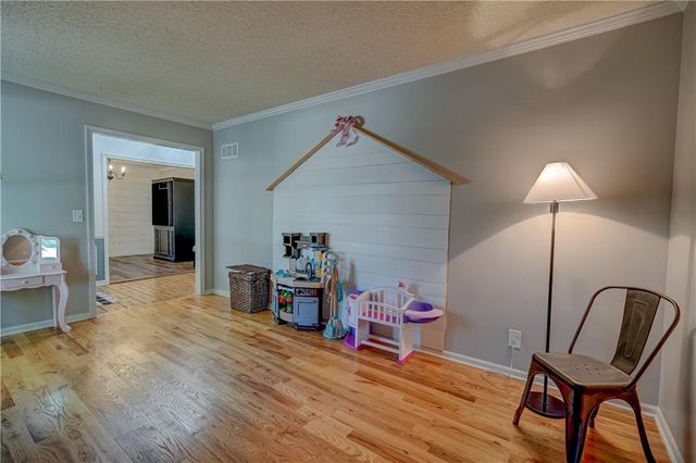 9760 W 101st Terrace, Overland Park, KS 66212