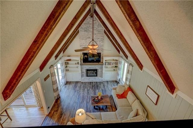 9760 W 101st Terrace, Overland Park, KS 66212