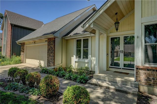 9760 W 101st Terrace, Overland Park, KS 66212