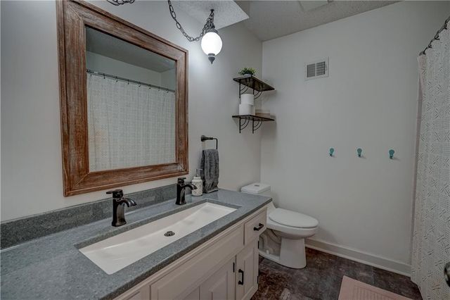 9760 W 101st Terrace, Overland Park, KS 66212