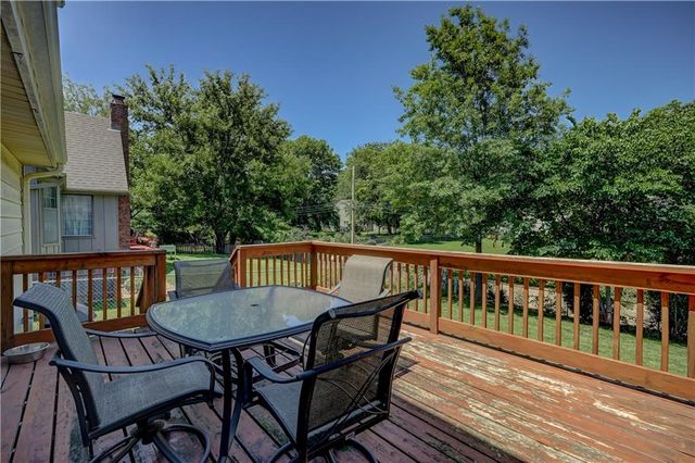 9760 W 101st Terrace, Overland Park, KS 66212