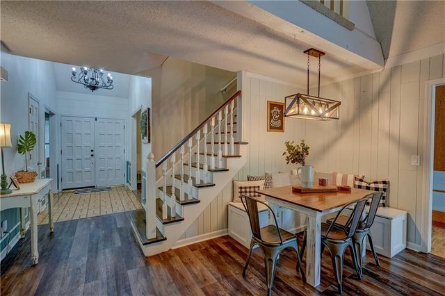 9760 W 101st Terrace, Overland Park, KS 66212