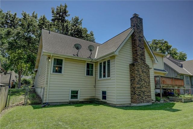 9760 W 101st Terrace, Overland Park, KS 66212