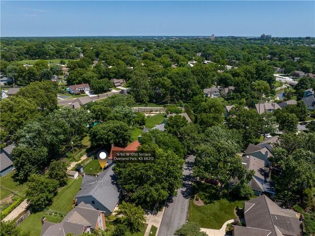 9760 W 101st Terrace, Overland Park, KS 66212