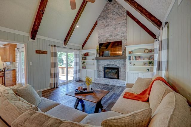 9760 W 101st Terrace, Overland Park, KS 66212