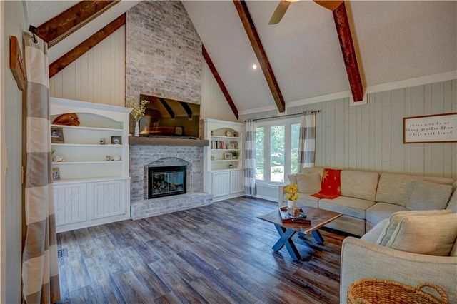 9760 W 101st Terrace, Overland Park, KS 66212